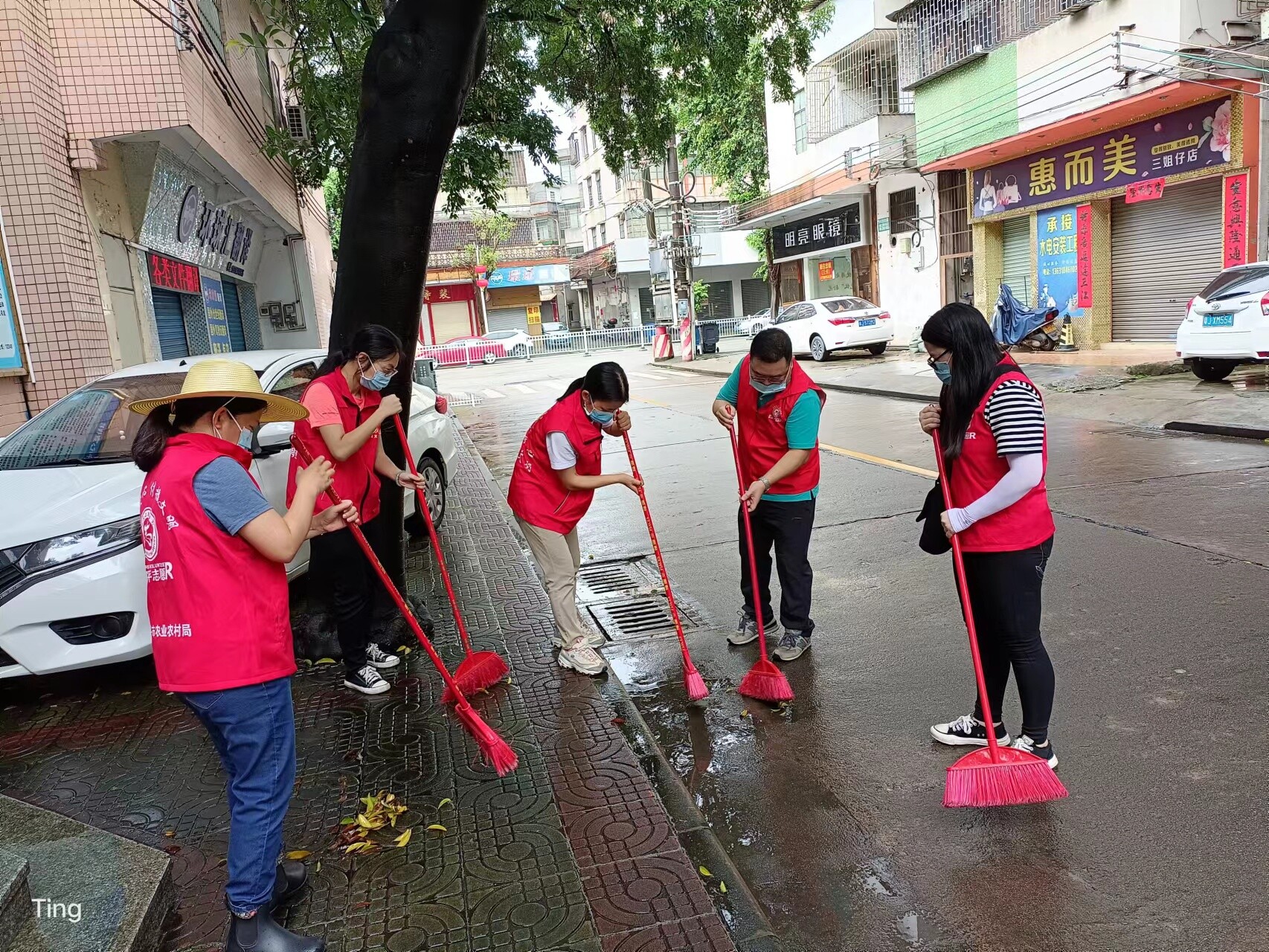 強降雨過后  志愿“清淤”暖人心
